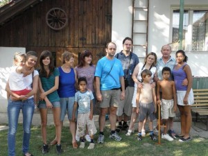 Sme  všetci, chvalabohu, živí a zdraví, vrátane komparzu našich rodičov a starých rodičov.