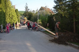 Stavanie maja Opatova nad Vahom 30.4 (15)