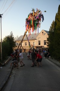 Stavanie maja Opatova nad Vahom 30.4 (25)