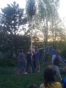 Stavanie maja pri KD Opatova 2012 (3)