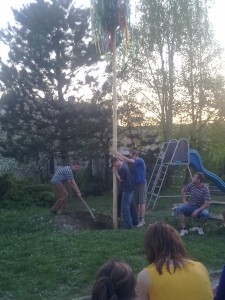 Stavanie maja pri KD Opatova 2012 (5)