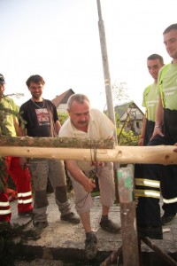 Stavanie maja 2013 kostol (22)
