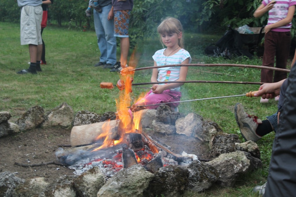 Opekacka vo farskej zahrade (24)