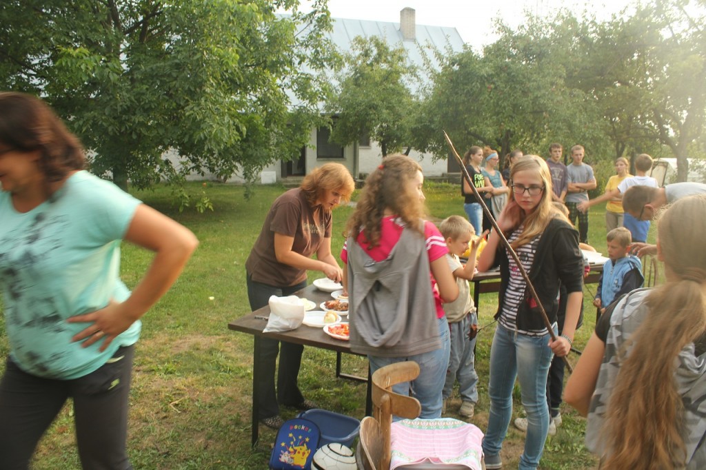 Opekacka vo farskej zahrade (3)