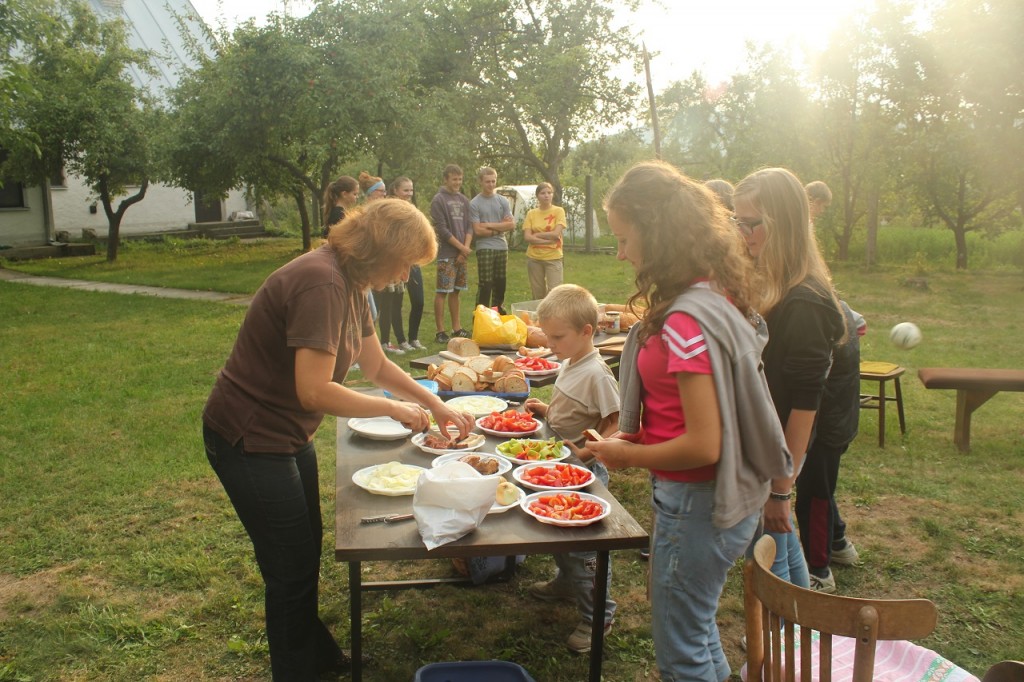 Opekacka vo farskej zahrade (4)