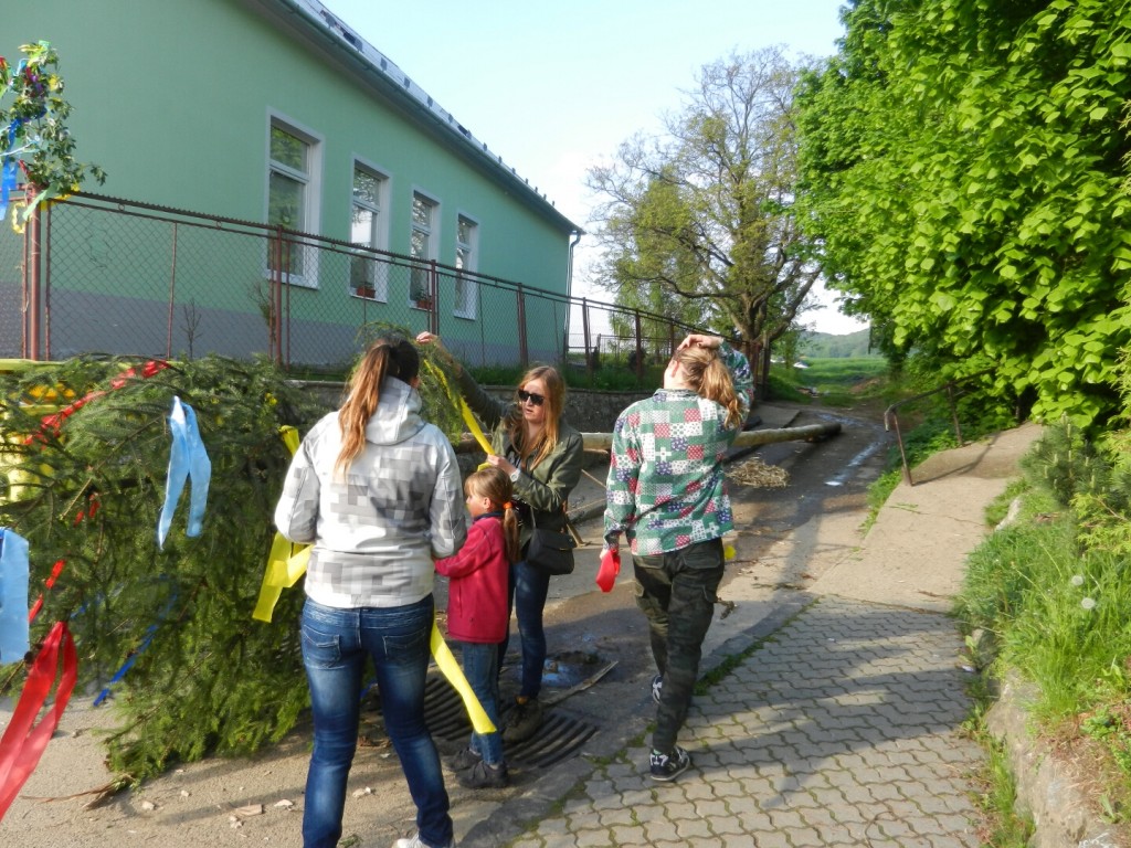 Stavanie maja 30.4.2014 foto A. Mihalova (1)