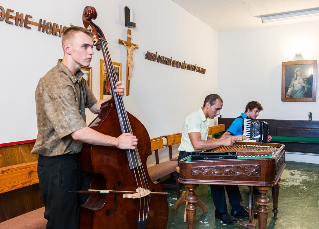 Opekacka pri cimbale  15.8. 2015  (13)