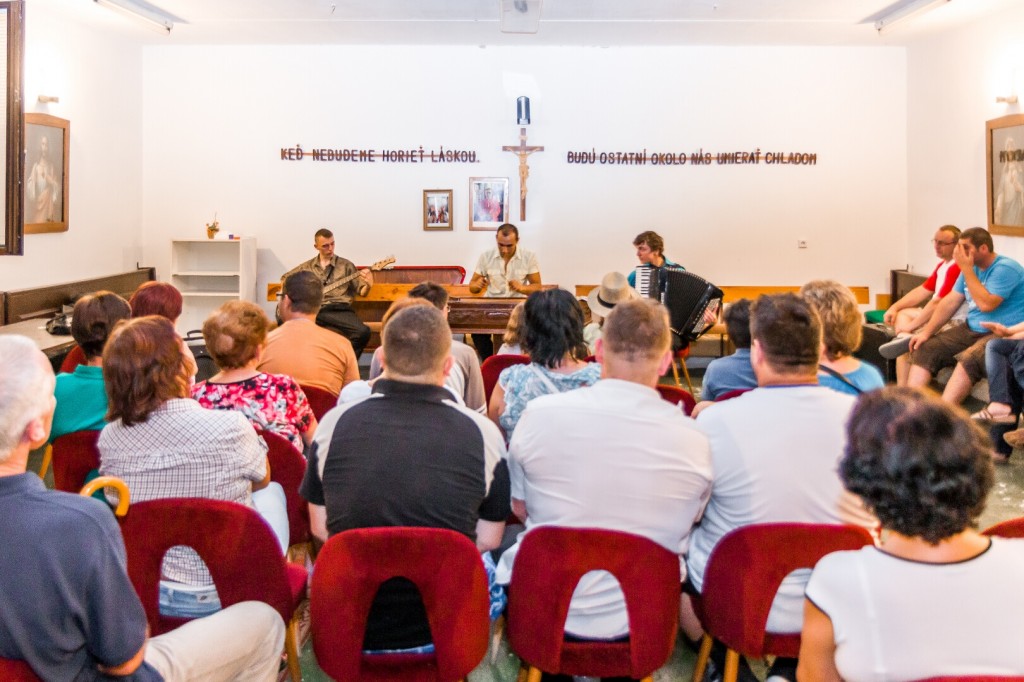 Opekacka pri cimbale  15.8. 2015  (27)