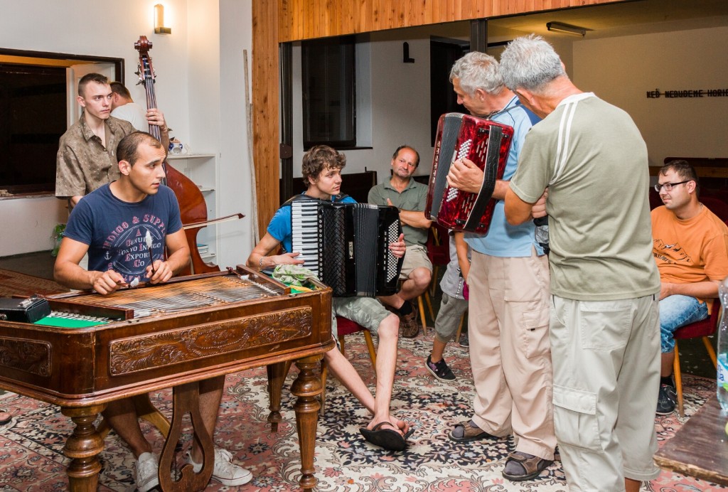 Opekacka pri cimbale  15.8. 2015  (34)