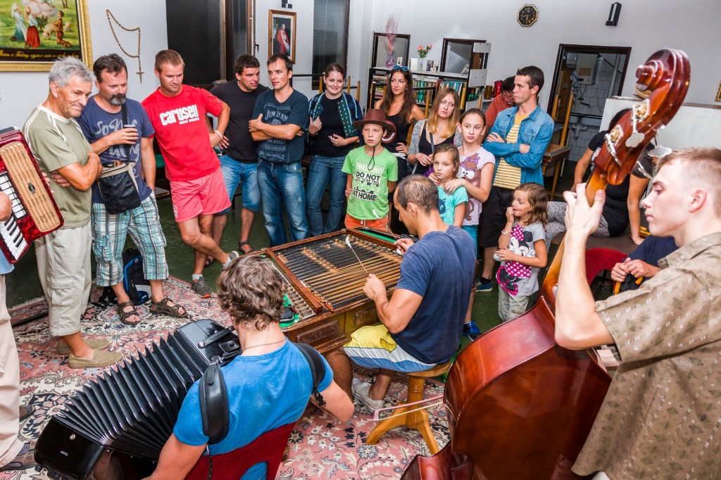 Opekacka pri cimbale  15.8. 2015  (38)